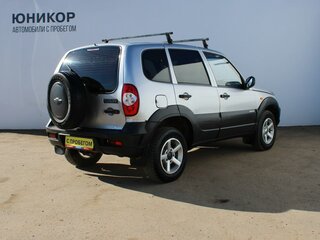 2010 Chevrolet Niva I Рестайлинг, серебристый, 299000 рублей, вид 5