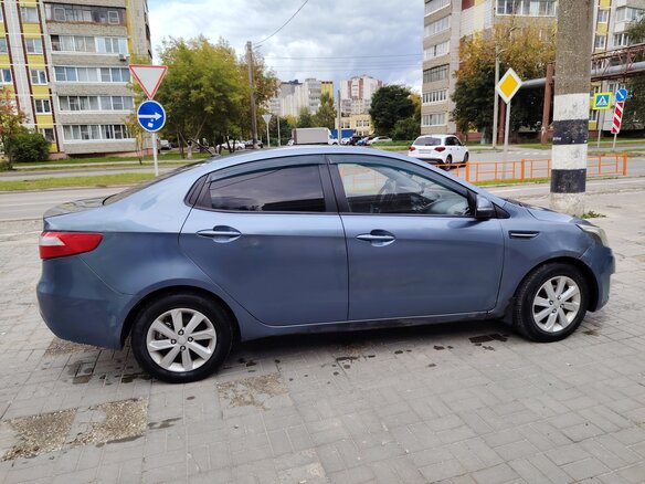 2014 Kia Rio 5-speed III, голубой, 450000 рублей - вид 2