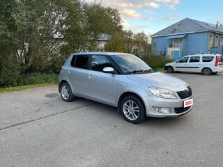 2013 Skoda Fabia II Рестайлинг, серебристый, 750000 рублей, вид 2