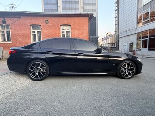 2022 BMW 5 серии 530i xDrive VII (G30/G31/G38) Рестайлинг, чёрный, 6490000 рублей, вид 4