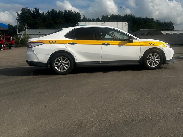 2021 Toyota Camry VIII (XV70), белый, 1900000 рублей - вид 3