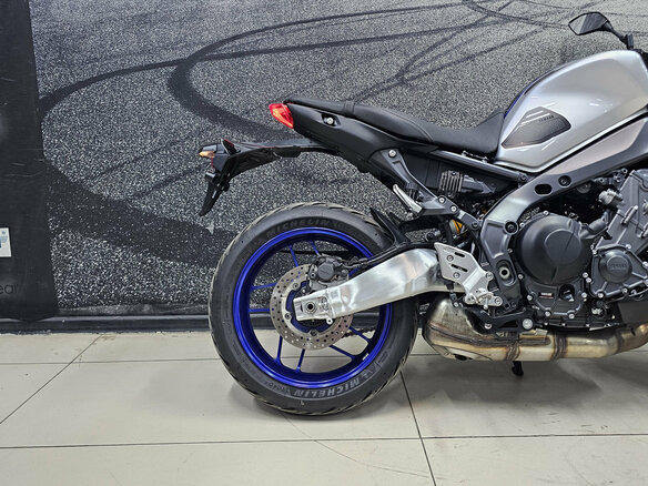 2023 Yamaha MT-09 (FZ-09), серый, 979000 рублей - вид 4