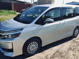 2017 Toyota Voxy III (R80), серебристый, 1950000 рублей, вид 1