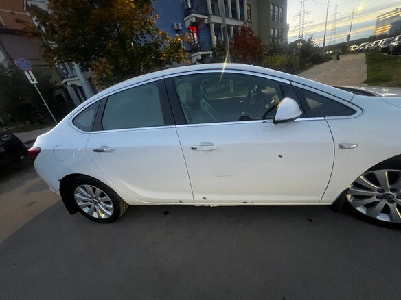 2012 Opel Astra J Рестайлинг, белый, 650000 рублей - вид 1