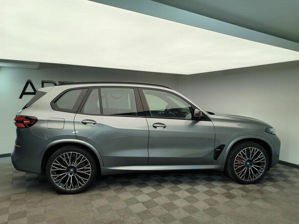 2025 BMW X5 M60i IV (G05/G18) Рестайлинг, серый - вид 4