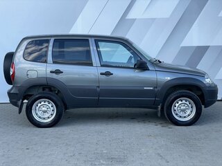 2017 Chevrolet Niva I Рестайлинг, серый, 795000 рублей, вид 4