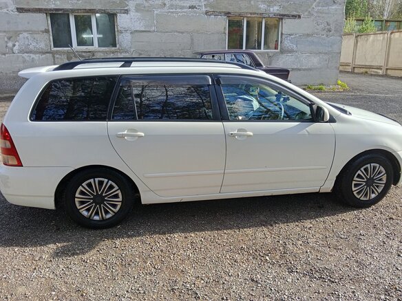 2002 Toyota Corolla Fielder IX (E120, E130), белый, 550000 рублей - вид 1