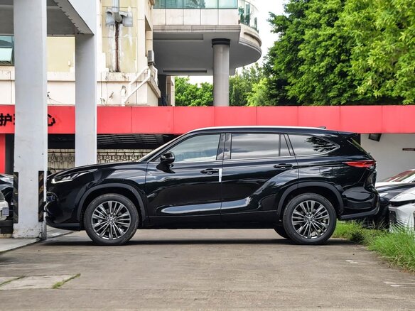 2026 Toyota Highlander IV (XU70), чёрный - вид 3