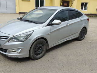 2015 Hyundai Solaris I Рестайлинг, серебристый, 555000 рублей, вид 2