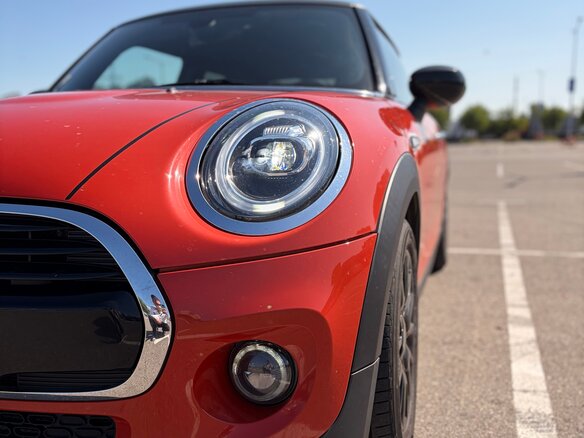 2021 Mini Hatch Cooper III (F55/F56) Рестайлинг, оранжевый - вид 9