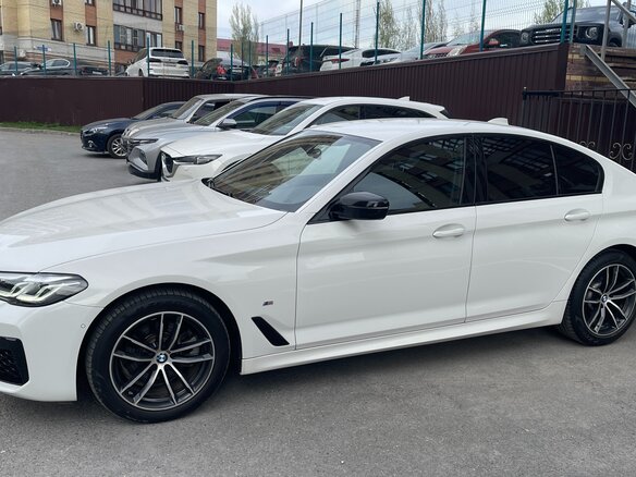 2020 BMW 5 серии 520d xDrive VII (G30/G31/G38) Рестайлинг, белый, 4750000 рублей - вид 2