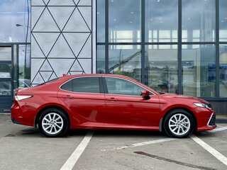 2021 Toyota Camry VIII (XV70) Рестайлинг, красный, 2799000 рублей, вид 4