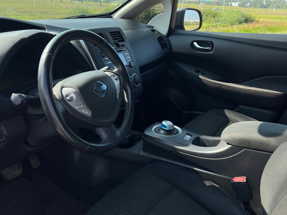 2014 Nissan Leaf (EM57) I (ZE0/AZE0), серый, 725000 рублей - вид 10
