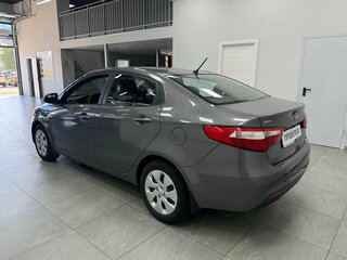 2013 Kia Rio 5-speed III, серый, 1020000 рублей, вид 5