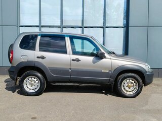 2017 Chevrolet Niva I Рестайлинг, серебристый, 499000 рублей, вид 3