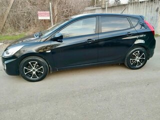 2013 Hyundai Solaris I, чёрный, 630000 рублей, вид 3