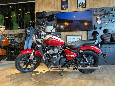 2026 Royal Enfield Super Meteor, красный, 792000 рублей, вид 2