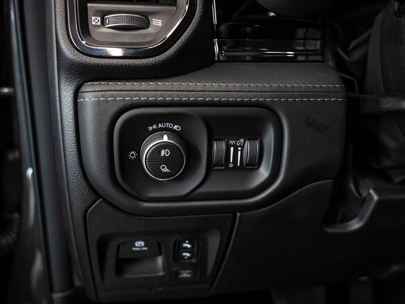 2026 Ram 1500 Crew Cab eTorque V Рестайлинг, серый, 11062679 рублей - вид 10
