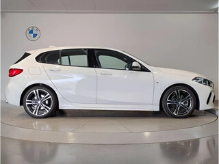 2023 BMW 1 серии 118d III (F40), белый, 1990000 рублей, вид 3