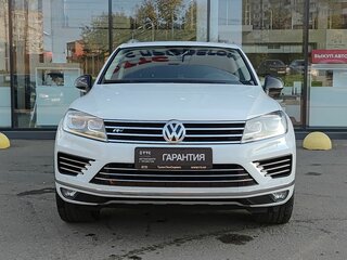 2017 Volkswagen Touareg II Рестайлинг, белый, 3770000 рублей, вид 2