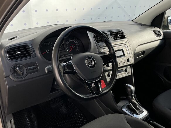 2017 Volkswagen Polo V Рестайлинг, бежевый, 1140000 рублей - вид 11