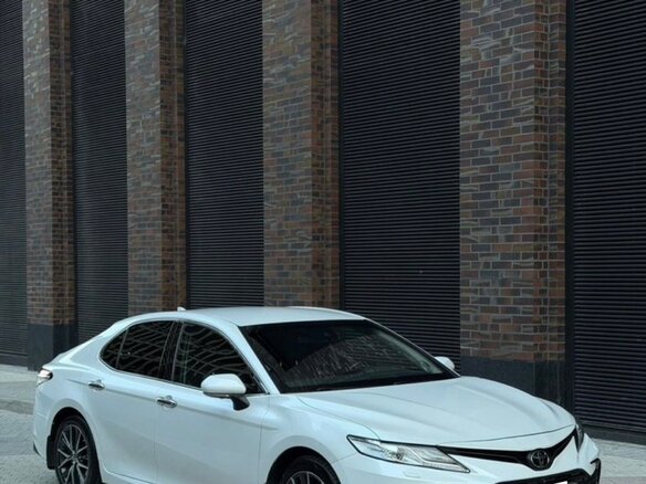 2021 Toyota Camry VIII (XV70) Рестайлинг, белый, 3400000 рублей - вид 3