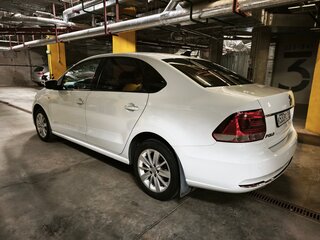 2017 Volkswagen Polo V Рестайлинг, белый, 1130000 рублей, вид 3