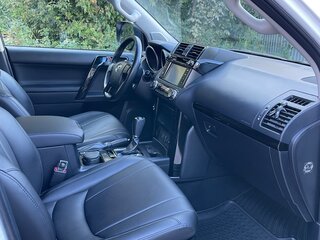 2013 Toyota Land Cruiser Prado 150 Series Рестайлинг 1, белый, 3600000 рублей, вид 3
