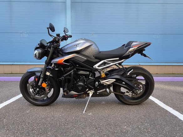2025 Triumph Street Triple, серый, 1390000 рублей - вид 4
