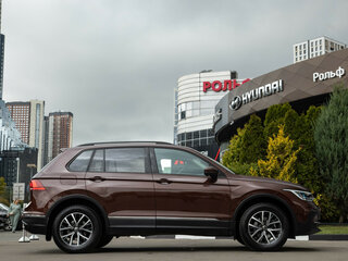 2021 Volkswagen Tiguan II Рестайлинг, коричневый, 2538000 рублей, вид 3