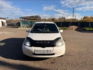 2001 Toyota Vitz I (P10), белый, 310000 рублей, вид 1