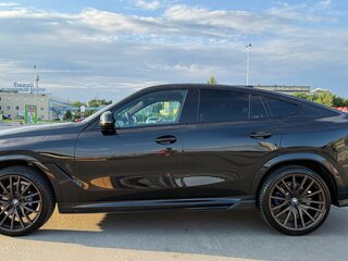 2022 BMW X6 40i III (G06), чёрный, 7640000 рублей, вид 2
