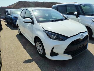 2021 Toyota Yaris IV, белый, 1200000 рублей, вид 2