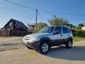 2018 Chevrolet Niva I Рестайлинг, серебристый, 750000 рублей - вид 2