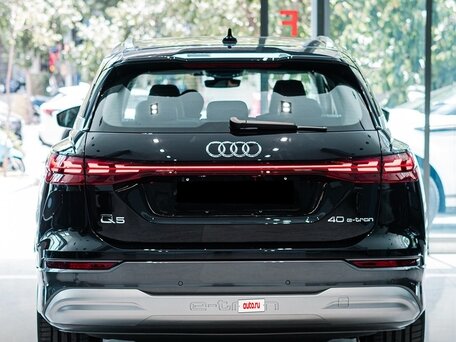 2024 Audi Q5 e-tron 40, серый, 4830000 рублей, вид 3
