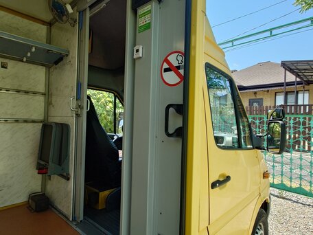 2002 Mercedes-Benz Sprinter, жёлтый, 1500000 рублей, вид 4