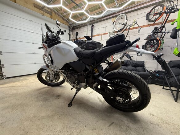 2025 Ducati DesertX, белый, 1790000 рублей - вид 2