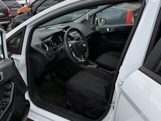 2016 Ford Fiesta Mk6 Рестайлинг, белый, 900000 рублей, вид 5