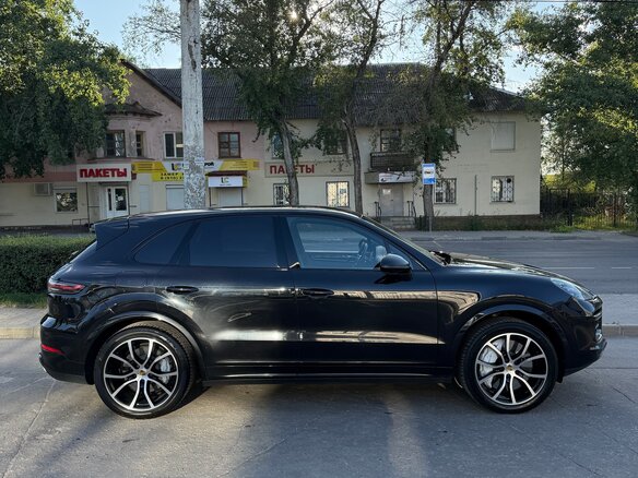 2018 Porsche Cayenne Turbo III, чёрный, 7900000 рублей - вид 2
