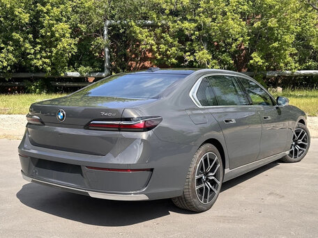 2025 BMW 7 серии 735i VII (G70), серый, 11970000 рублей, вид 3