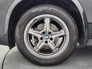 2025 BMW X1 20i xDrive III (U11/U12), чёрный, 5342800 рублей, вид 4