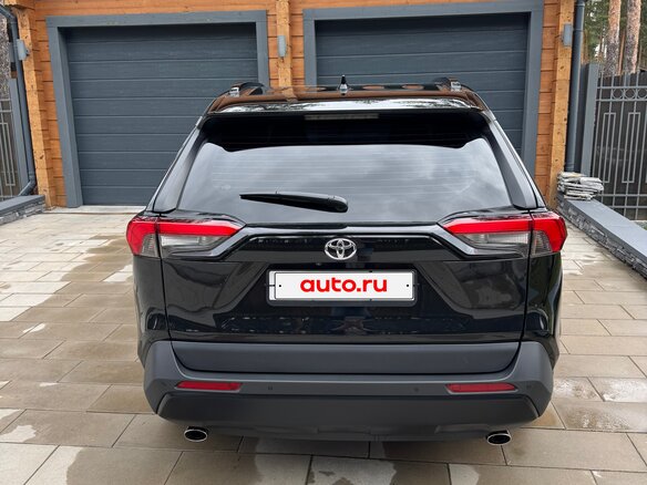 2024 Toyota RAV4 V (XA50), чёрный, 4095000 рублей - вид 3