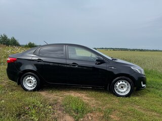 2014 Kia Rio 6-speed III, чёрный, 570000 рублей, вид 3