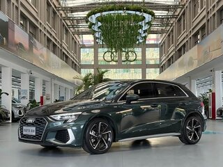 2023 Audi A3 Sportback 35 TFSI IV (8Y), зелёный, 2010777 рублей, вид 1