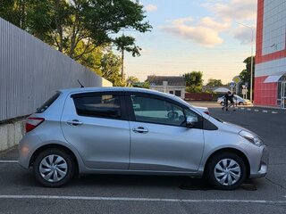2019 Toyota Vitz III (XP130) Рестайлинг 2, серебристый, 1100000 рублей, вид 4