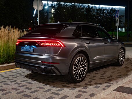2020 Audi Q8 55 TFSI I (4M), серый, 8300000 рублей, вид 5