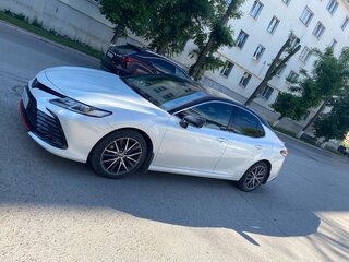 2021 Toyota Camry VIII (XV70) Рестайлинг, белый, 4100000 рублей, вид 5