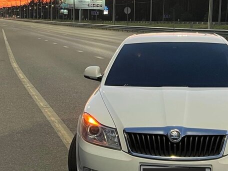 2010 Skoda Octavia DSG7 II (A5) Рестайлинг, белый, 800000 рублей, вид 2