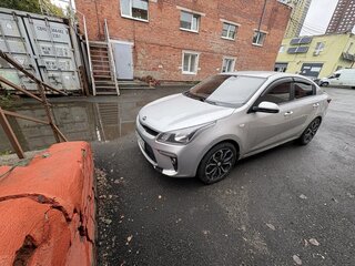 2020 Kia Rio IV, серый, 1399000 рублей, вид 4