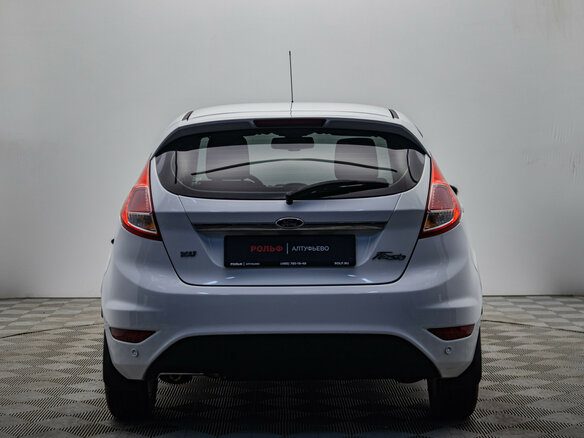 2016 Ford Fiesta Mk6 Рестайлинг, белый - вид 3